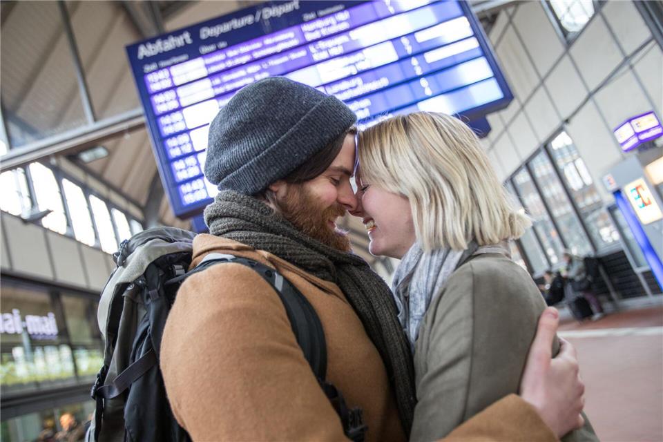 Endlich hab‘ ich dich wieder! In Fernbeziehungen ist die Sehnsucht groß - genauso wie die Freude beim Wiedersehen. picture alliance / dpa Themendienst