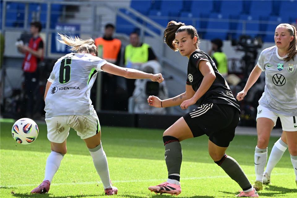 Endlich wieder Bundesliga: Lena Oberdorf (M) steht vor ihrem ersten Ligaspiel für den FC Bayern.Uli Deck/dpa