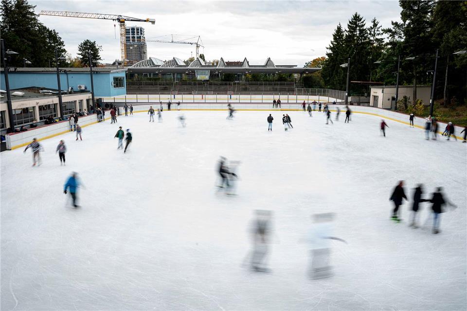 Endlich wieder Eislaufvergnügen an der Oderstraße. (Archivbild)Fabian Sommer/dpa