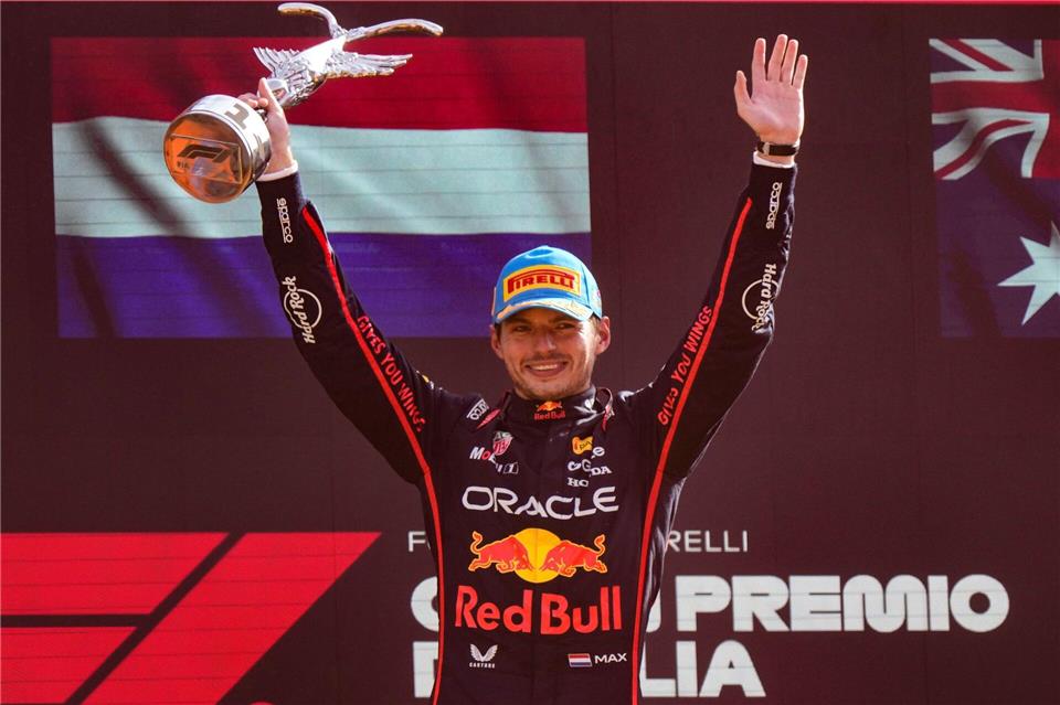 Endlich wieder ein Siegerpokal - 112 Tage musste Verstappen darauf warten. Luca Bruno/AP/dpa