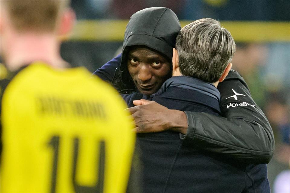 Endlich wieder getroffen: BVB-Trainer Kovac herzt seinen Torjäger.Bernd Thissen/dpa