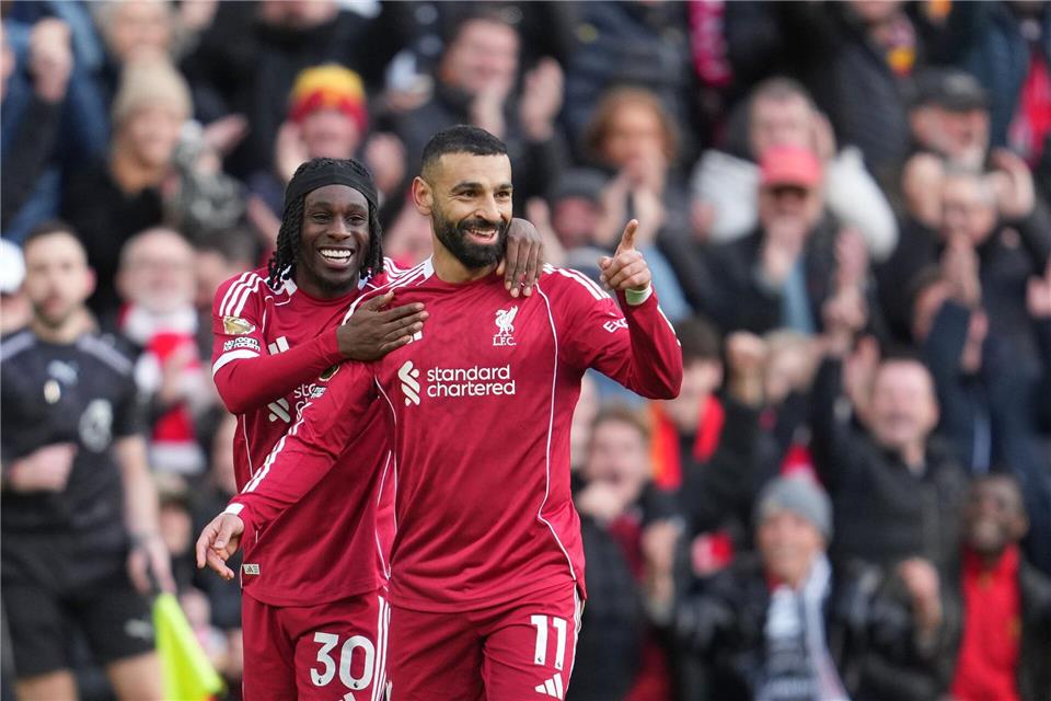 Endlich wieder gewonnen: Torschütze Mohamed Salah (r) und Jeremie Frimpong freuen sich über Liverpools Sieg.Jon Super/AP/dpa