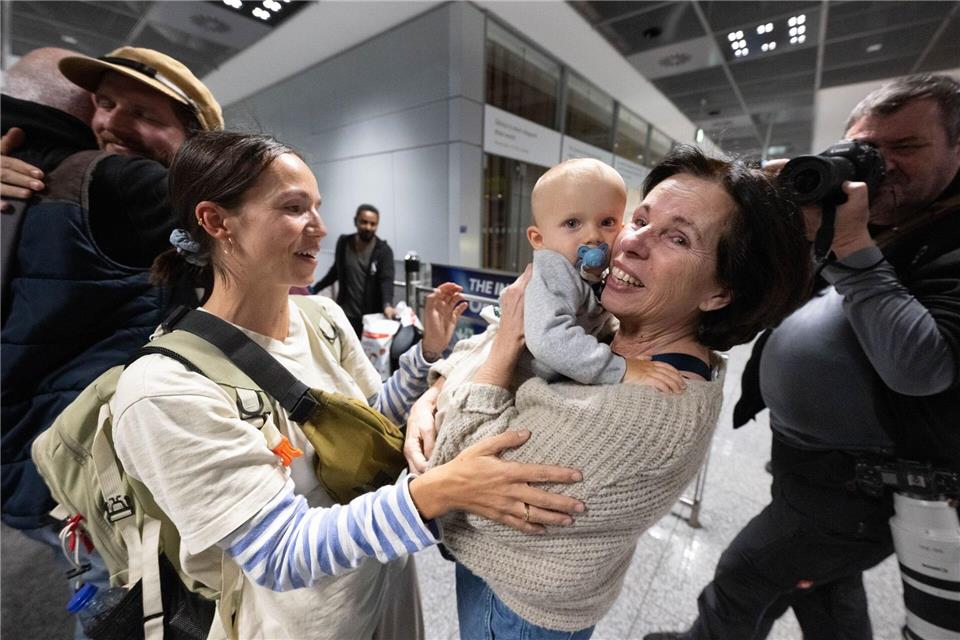 Endlich wieder vereint: Heike Stephan freut sich, dass ihre Tochter mit Familie zurück sind.Boris Roessler/dpa