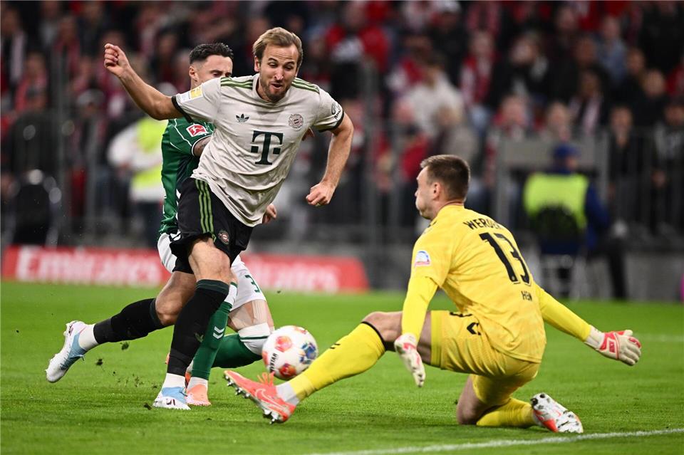 Bayern siegen mit 100-Tore-Kane munter weiter Endstation Kal Hein (r): Hier scheitert Harry Kane am Werder-Torhüter. Harry Langer/dpa