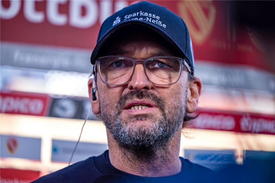 Energie Cottbus-Trainer Claus-Dieter Wollitz wählte einmal mehr eine scharfe Kritik. (Archivbild)Frank Hammerschmidt/dpa