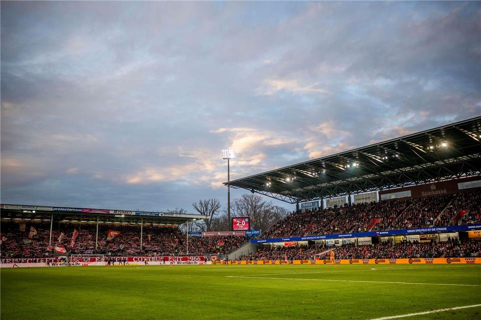 Energie Cottbus erhält das Go vom Ministerium für die geforderten Umbaumaßnahmen im Stadion. (Archivbild)Julius Frick/dpa