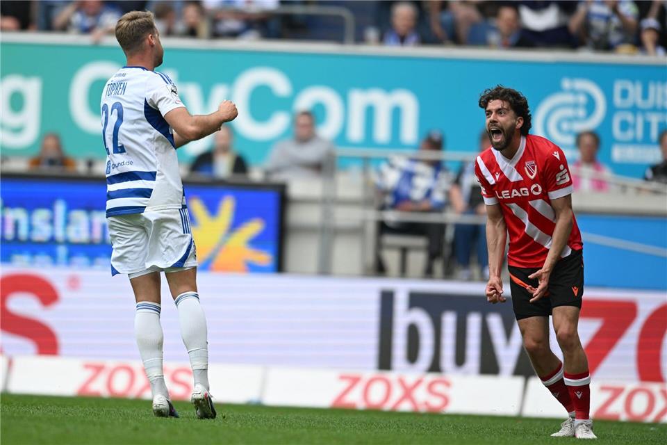 Energie Cottbus verliert das Topspiel in Duisburg. Dominik Pelivan (r.) ärgert sich. Fabian Strauch/dpa