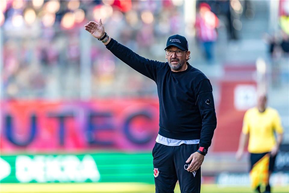 Energie-Trainer Claus-Dieter Wollitz. Er musste mit seinem Team den nächsten Rückschlag hinnehmen. (Archivbild)Frank Hammerschmidt/dpa