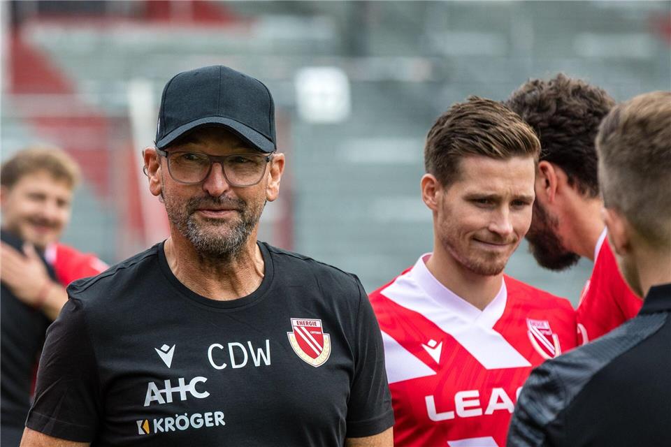 Energie-Trainer Claus-Dieter Wollitz (l) will einen richtigen Pokalfight seiner Mannschaft sehen.Frank Hammerschmidt/dpa