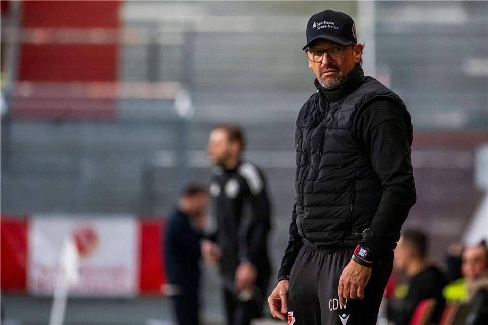 Energie-Trainer Claus-Dieter Wollitz peilt den Aufstieg in die zweite Liga an. (Archivbild)Julius Frick/dpa
