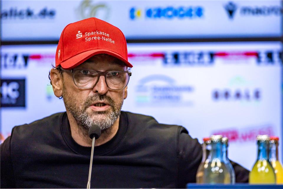 Energie-Trainer Claus-Dieter Wollitz will den Aufstiegsplatz halten. (Archivbild)Frank Hammerschmidt/dpa