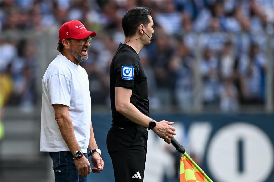 Energie-Trainer Wollitz konnte mit dem Ergebnis in Duisburg nicht zufrieden sein. Fabian Strauch/dpa