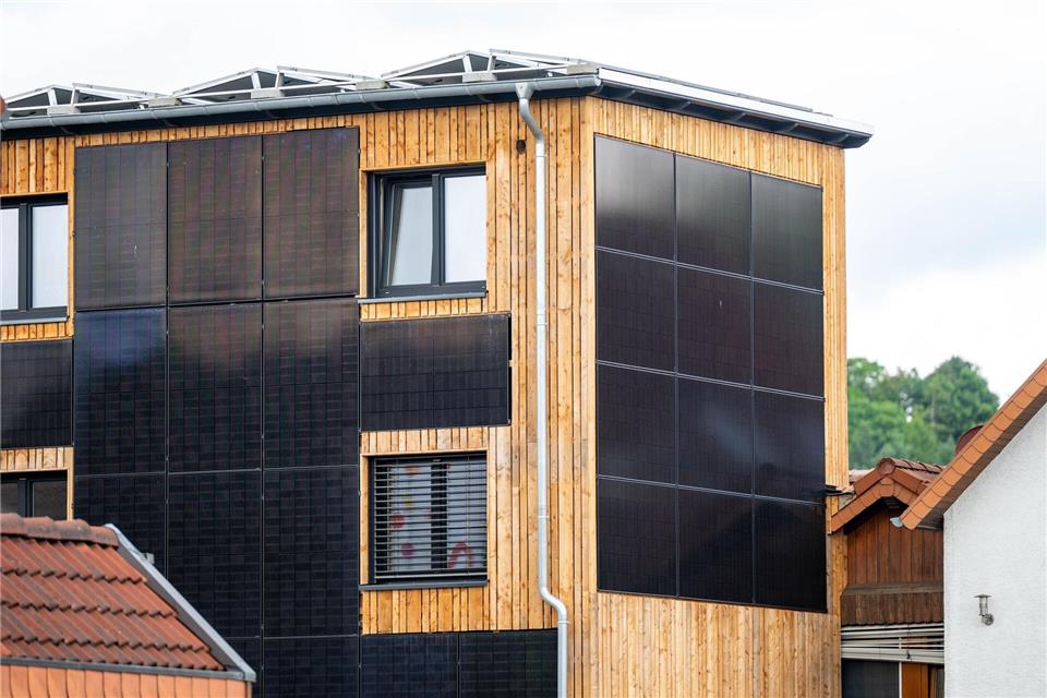 Energie im Gebäude einsparen: Solarpaneele sind nur ein Aspekt beim klimagerechten Bauen.picture alliance/dpa
