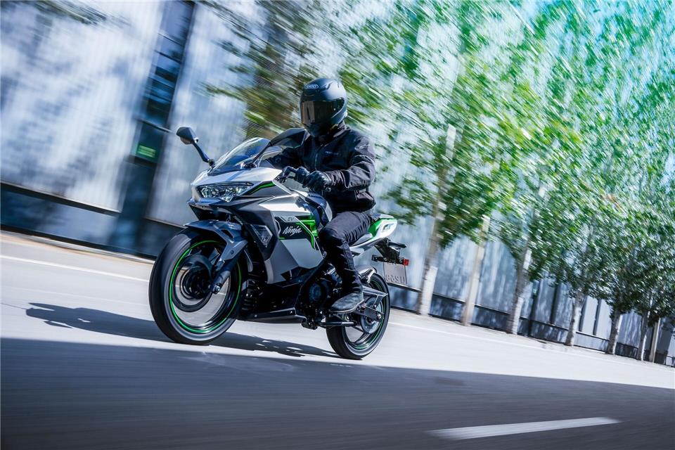 Energie zum Tauschen: Modelle wie die Kawasaki Ninja e-1 setzen auf entnehmbare Akkus.Kawasaki/dpa-tmn