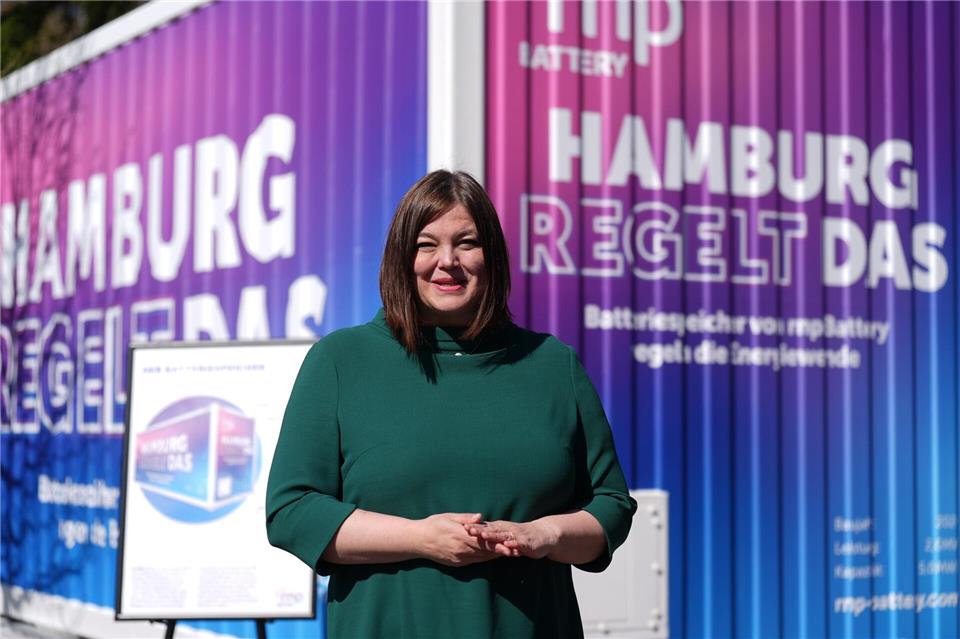 Energiesenatorin Fegebank (Grüne) sagte, der neue Speicher werde helfen, Strom dann verfügbar zu machen, wenn er gebraucht werde. Marcus Brandt/dpa