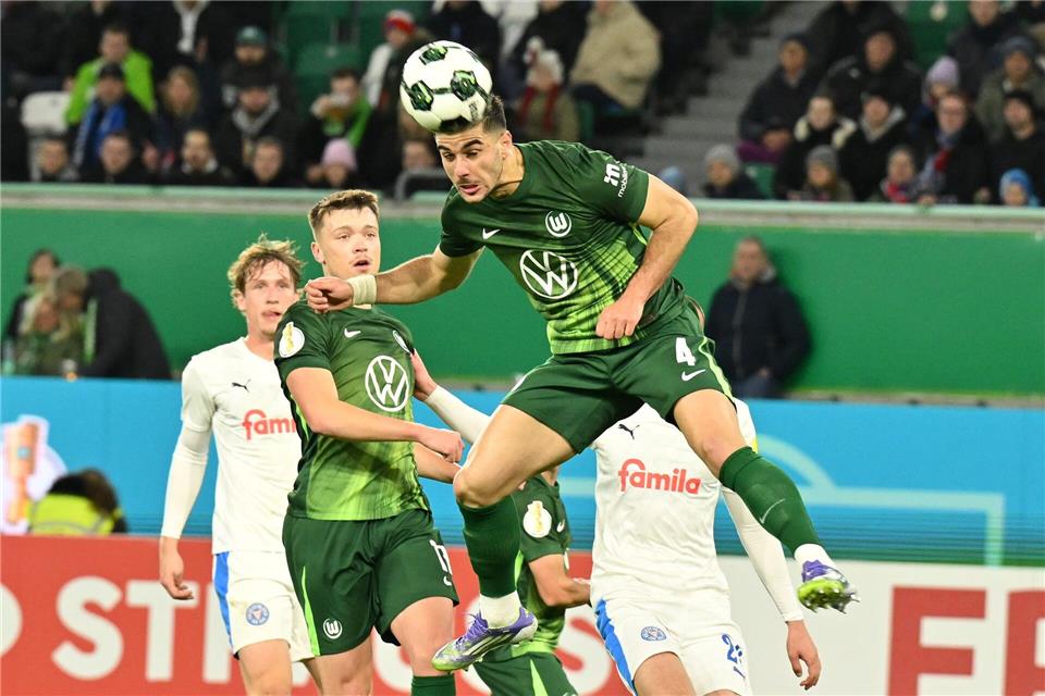 Energisch: Wolfsburgs Konstantinos Koulierakis köpft den Ball auf das Tor.Swen Pförtner/dpa