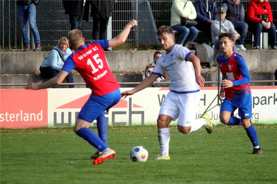 Energisch läuft Johannes Koschmieder auf den Werner Nico Holtmann (links) zu. Mit dem Halbzeitpfiff hatte der Gemener Stürmer die Führung für die Hausherren erzielt.