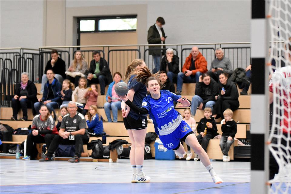 Energisch zum Abschluss: Christin Nondorf hier im Duell mit der Lintforterin Lina Thome, feierte mit dem TV Borken den zehnten Saisonerfolg in der Oberliga.