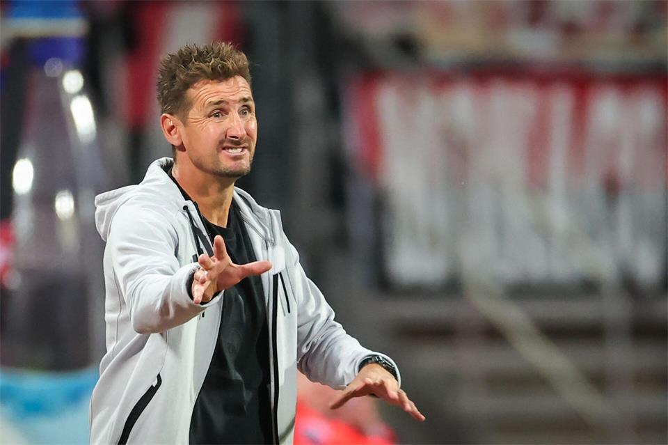 Energisch zur Pause - und danach richtig zufrieden mit der Reaktion seiner Mannschaft: Miroslav Klose.  Daniel Karmann/dpa