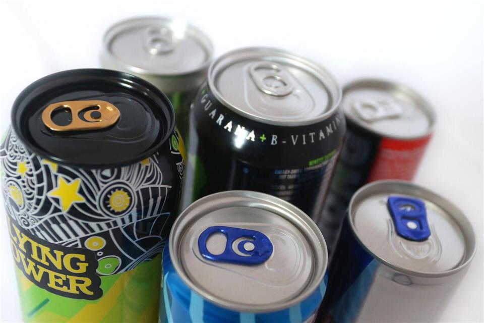 Energydrinks enthalten viel Koffein, Zucker und aufputschende Stoffe wie Taurin oder Guarana. (Symbolbild)Karl-Josef Hildenbrand/dpa/dpa-tmn