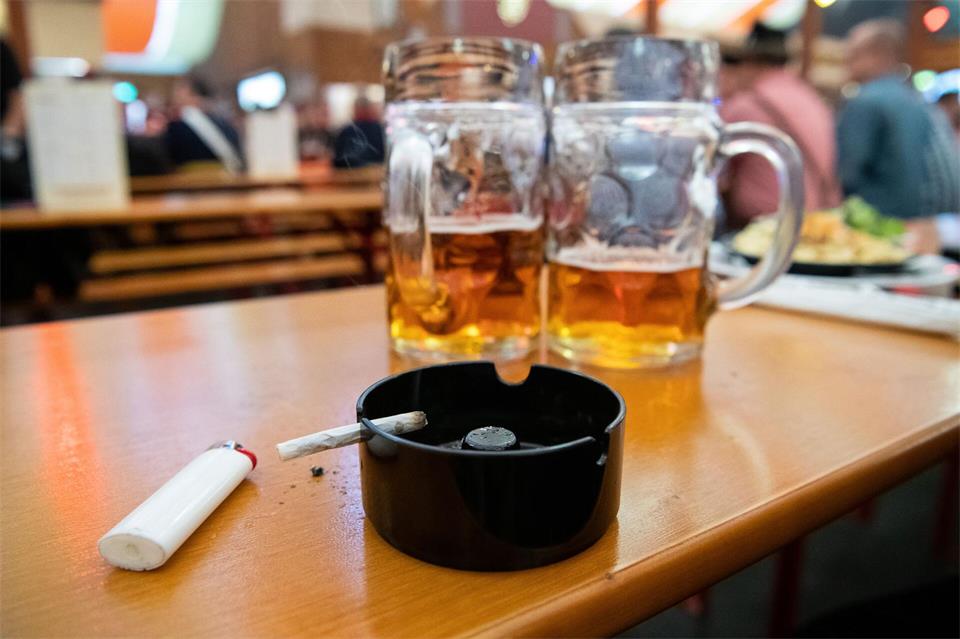 Energydrinks werden häufig zusammen mit anderen gesundheitsschädlichen Gütern konsumiert. (Illustration)Sebastian Gollnow/dpa