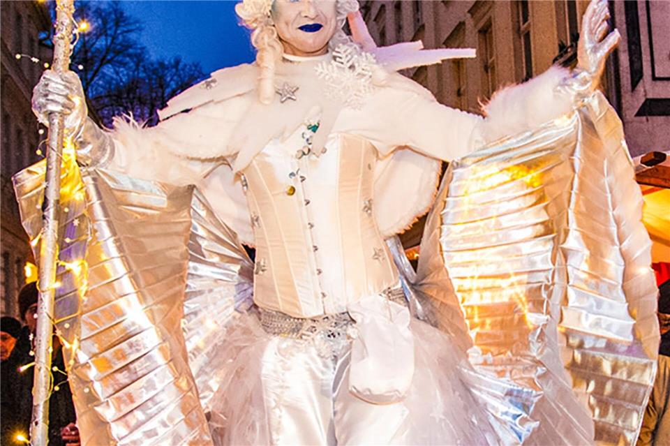 Mal anders: 16 ungewöhnliche Weihnachtsmärkte in Deutschland Engel und Fantasiewesen auf Stelzen wie den Künstler Flaming Rose kann man auf dem Weihnachtsmarkt in der Berliner Sophienstraße bewundern. Ralf Bielefeldt/Events/dpa-tmn