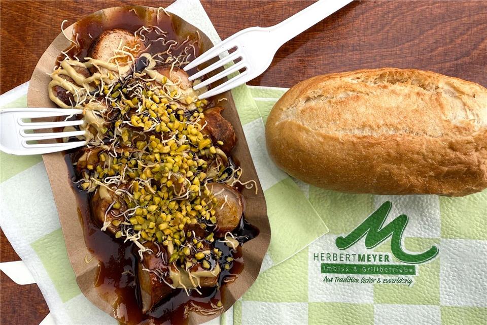 Engelshaar, Pistazien, Creme und Schokolade: Mit Wurst und Currysoße entsteht so die neue Kombination. Mona Wenisch/dpa