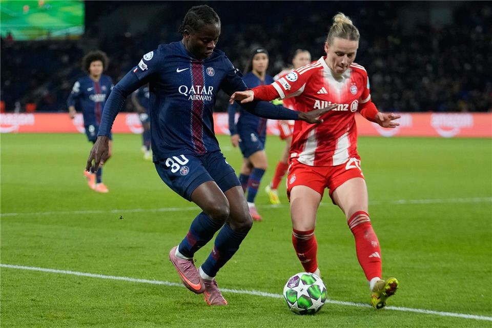 Enges Duell: Bayerns Franziska Kett (r) im Zweikampf mit PSG-Spielerin Merveille Kanjinga.Michel Euler/AP/dpa