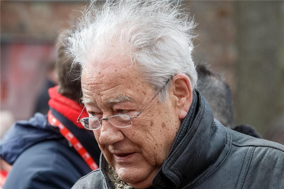 Engholm, ehemaliger Ministerpräsident Schleswig-Holsteins, will vor dem von der Schließung bedrohten Lübecker Café „Salut“ Currywurst verkaufen. (Archivbild)Markus Scholz/dpa