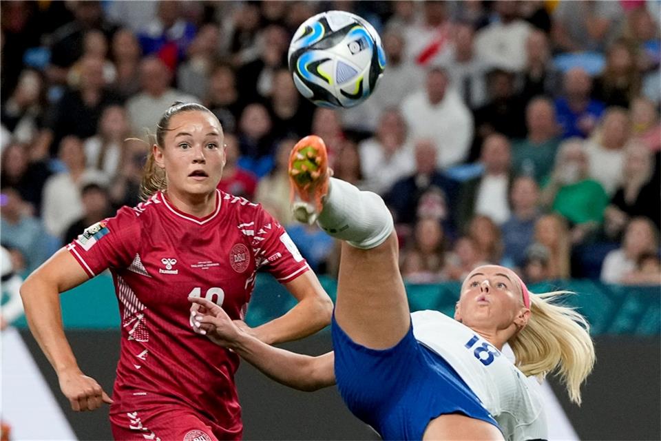 Englands Chloe Kelly (r) spielt den Ball mit einen Fallrückzieher.