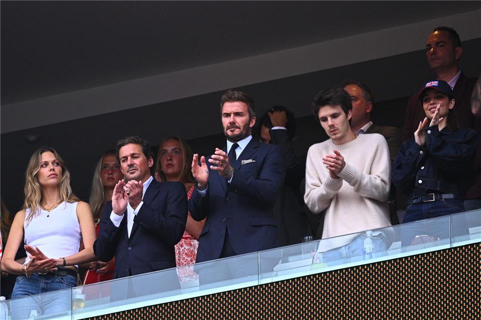 Englands Fußball-Legende David Beckham verfolgte die Partie live im Stadion.Tom Weller/dpa