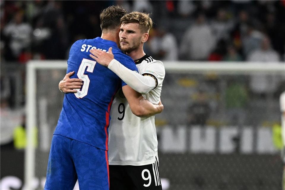 Englands John Stones und Deutschlands Timo Werner (r) umarmen sich nach dem Spiel.