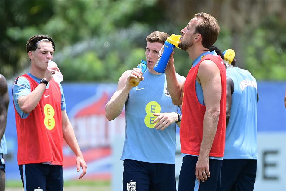 Englands Nationalspieler um Harry Kane (r) während einer Trinkpause. (Archivbild)Jc Ruiz/PA Wire/dpa