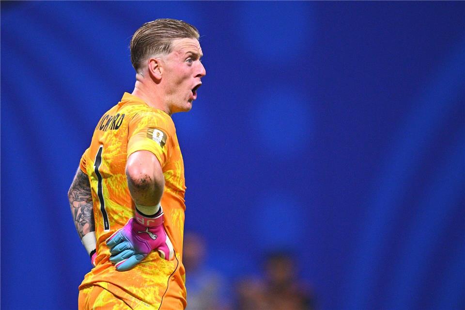 Englands Nationaltorhüter Jordan Pickford hatte umsonst einen Spickzettel fürs Elfmeterschießen vorbereitet. Tom Weller/dpa