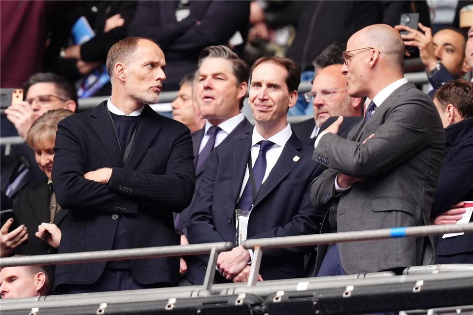 Englands Nationaltrainer Thomas Tuchel (l) und FA-Chef Mark Bullingham (M) stehen auf der Tribüne.John Walton/PA Wire/dpa