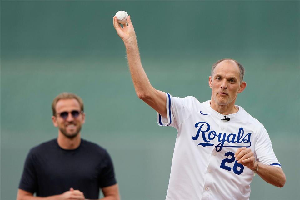 Englands Nationaltrainer Thomas Tuchel versuchte sich beim Baseball.Charlie Riedel/AP/dpa