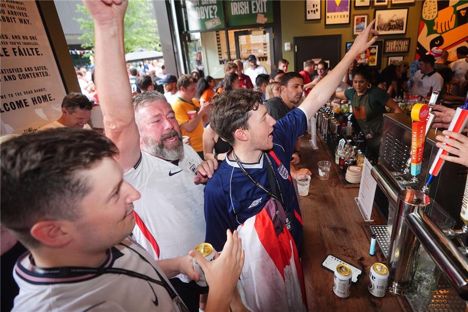Englische Fans feiern gerne - und dürfen das auch in den heimischen Bars im Nacht-Spiel gegen Mexiko.James Manning/PA Wire/dpa