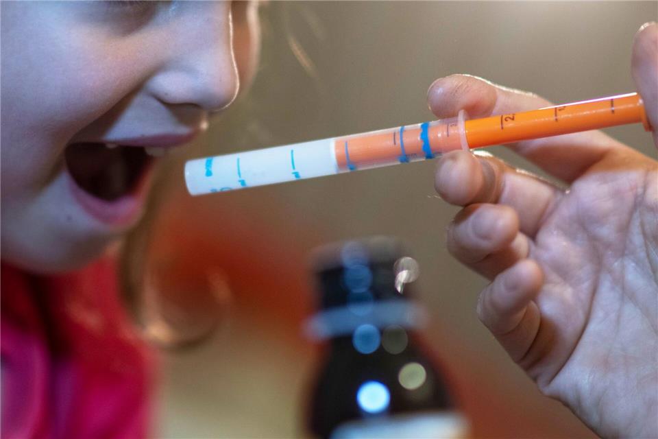 Engpässe bei Fiebersaft für Kinder wie 2022 in Deutschland sollen sich nicht wiederholen. (Symbolbild)Hendrik Schmidt/dpa