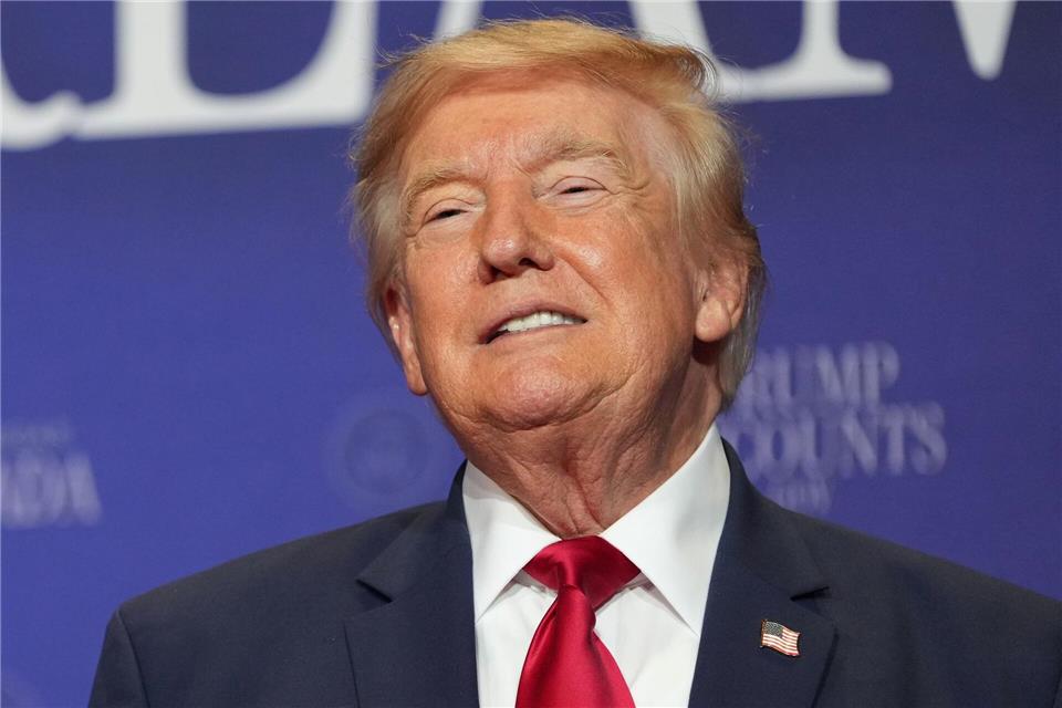 Engpässe im US-Militär bei Waffen und Munition als Folge des Iran-Kriegs? US-Präsident Donald Trump weist diese Bericht zurück und droht allen, die das behaupten, mit langen Haftstrafen.Mark Schiefelbein/AP/dpa