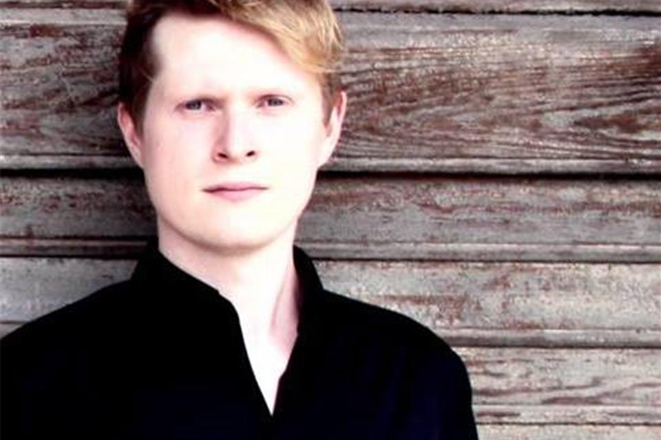 Enno Kinast (Bariton) wirkt mit bei dem Konzert auf Schloss Raesfeld.
