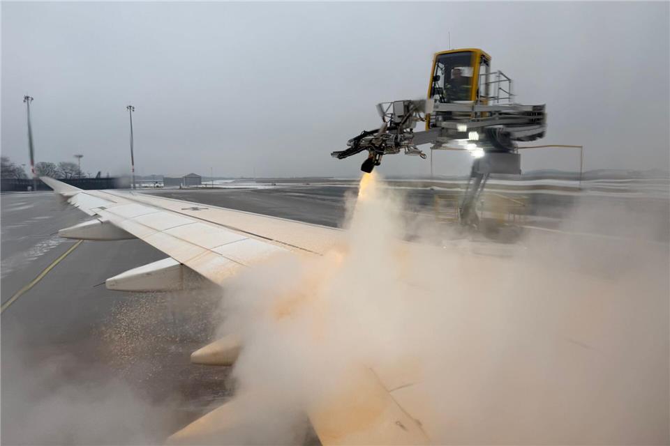 Enteisung am BER: Luftwaffen-Flugzeug wird für Abflug vorbereitetAnne-Béatrice Clasmann/dpa