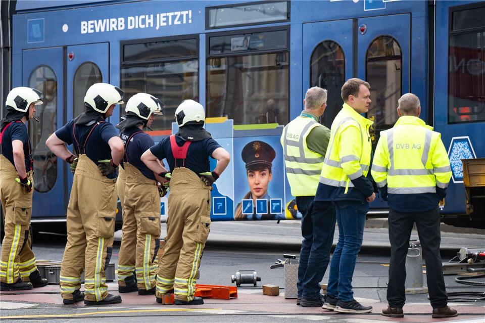Entgleiste Straßenbahn blockiert Kreuzung nach Zusammenstoß mit Bus.Robert Michael/dpa