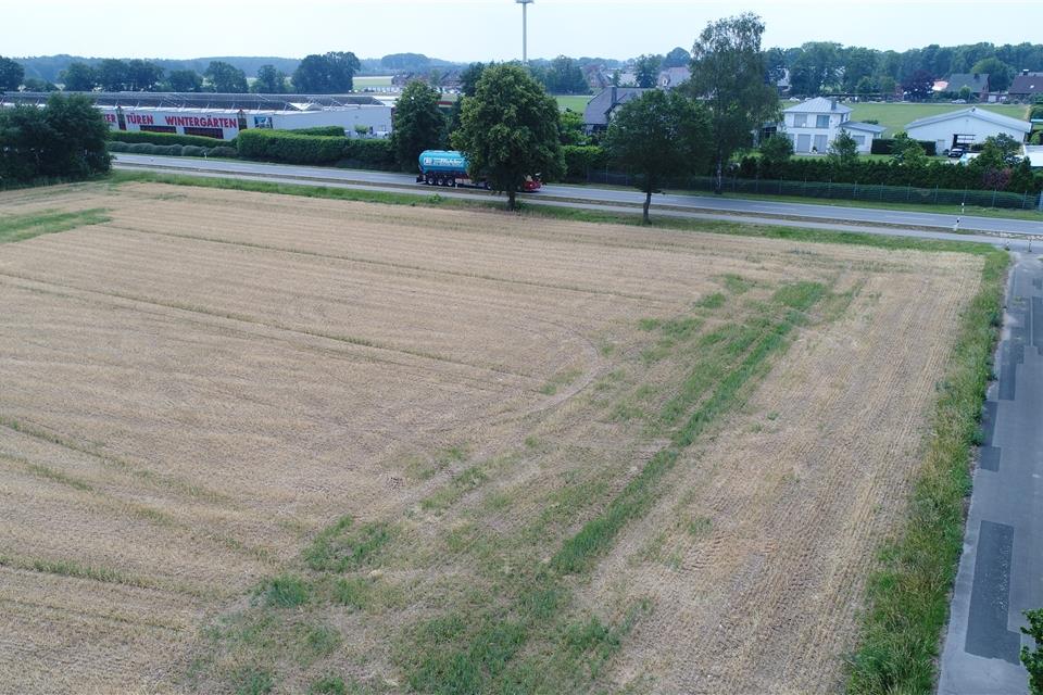 Entlang der B224 (oben im Bild) sollen in Erle neue Gewerbeflächen entstehen.