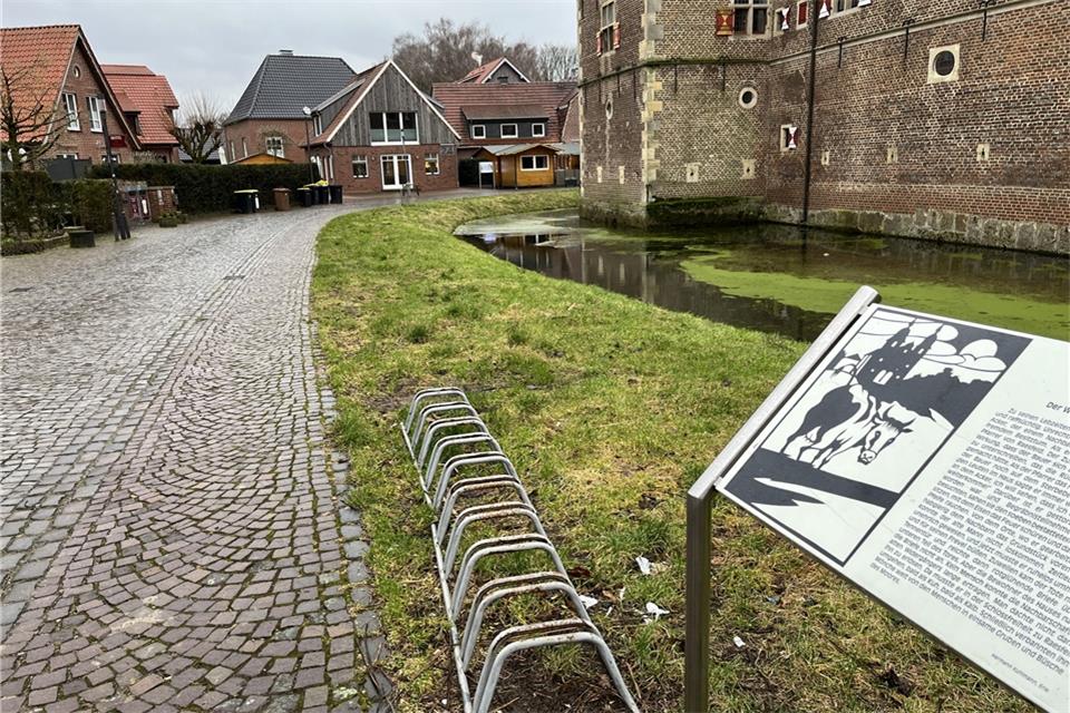 Entlang der Gräfte an der Schlossfreiheit wird die Gemeinde Fahrradständer errichten und Bäume pflanzen lassen.