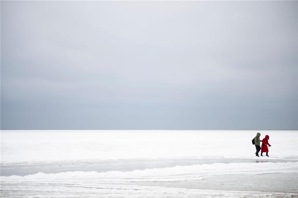 Entlang der Ostseeküste ragt das Eis mittlerweile teils weit auf das Meer hinaus.Philip Dulian/dpa