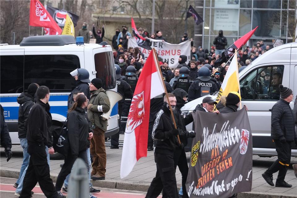 Entlang der Strecke des rechtsextremen Aufmarsches sammelten sich zahlreiche Gegendemonstranten.Sebastian Willnow/dpa