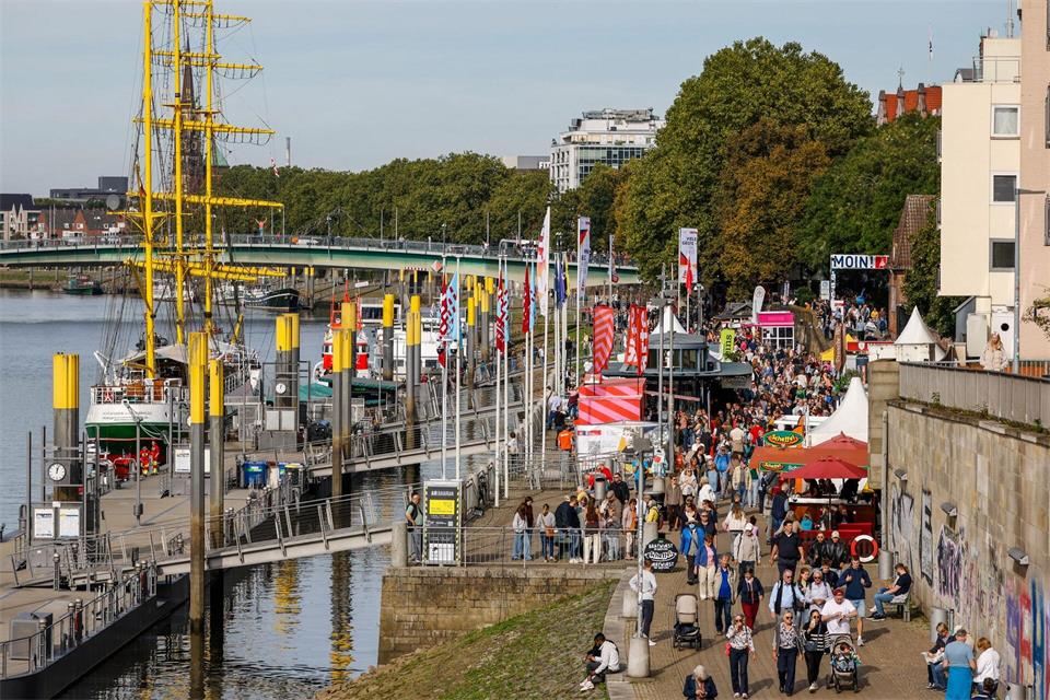 Entlang der Weser schlängelten sich die Besucherinnen und Besucher. Focke Strangmann/dpa
