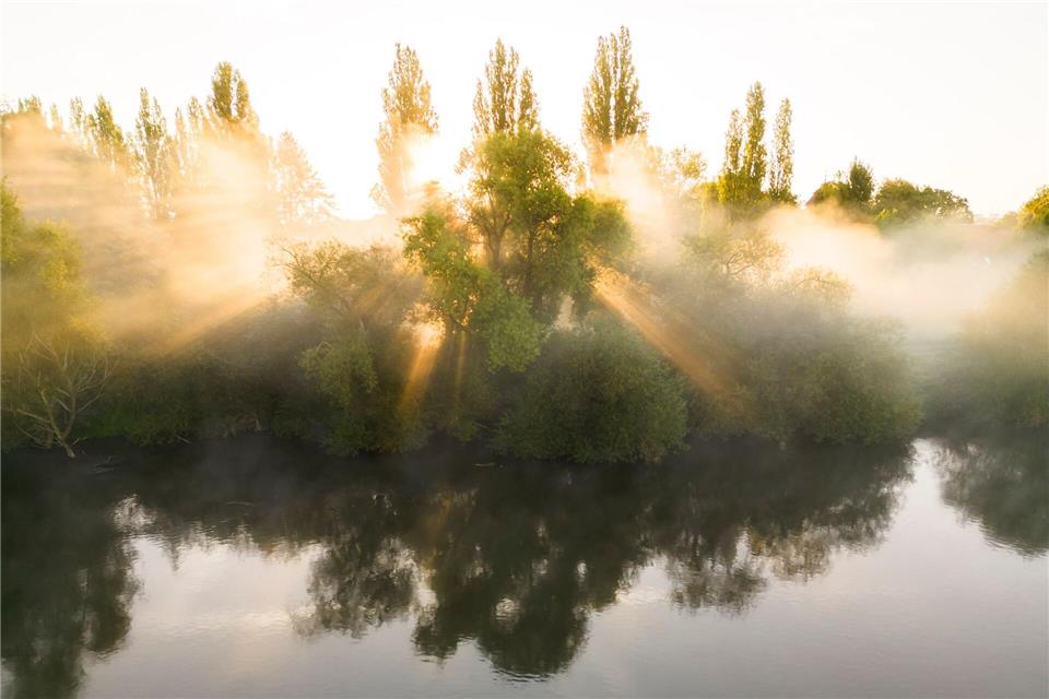 Entlang der Weser und Aller halten sich am Mittwochvormittag Nebelfelder, bevor sie am Nachmittag der Sonne weichen. (Symbolbild)Julian Stratenschulte/dpa