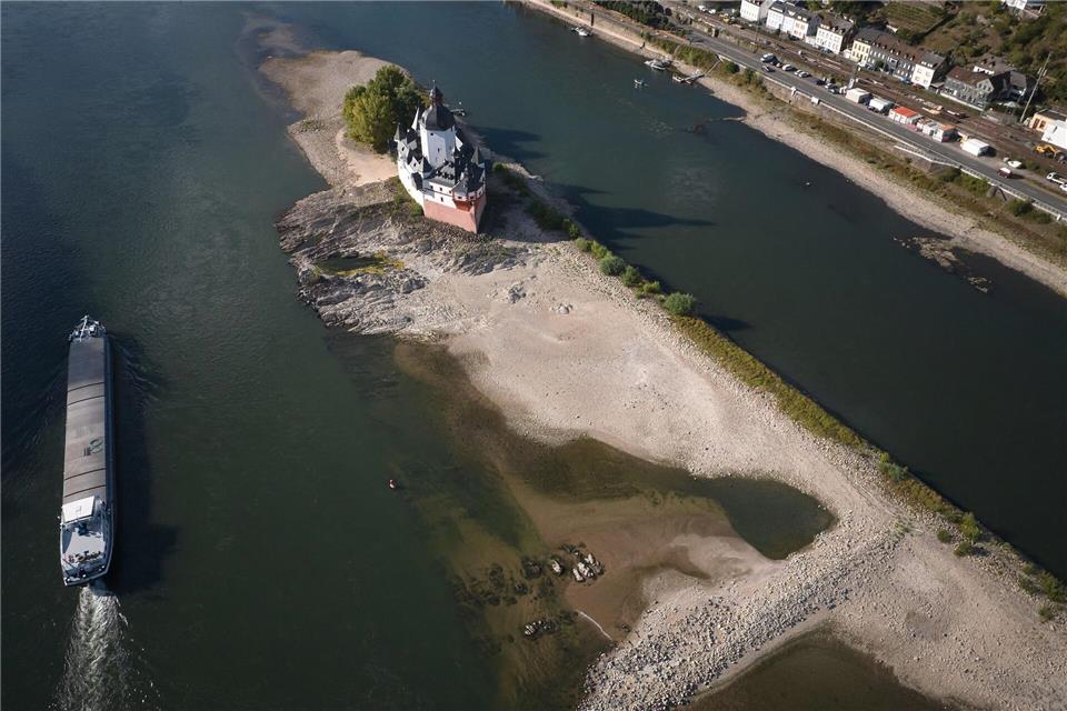 Entscheidend für die Schifffahrt ist nach Angaben der IHK Pfalz vor allem der Pegel Kaub am Mittelrhein. (Archivbild)Thomas Frey/dpa