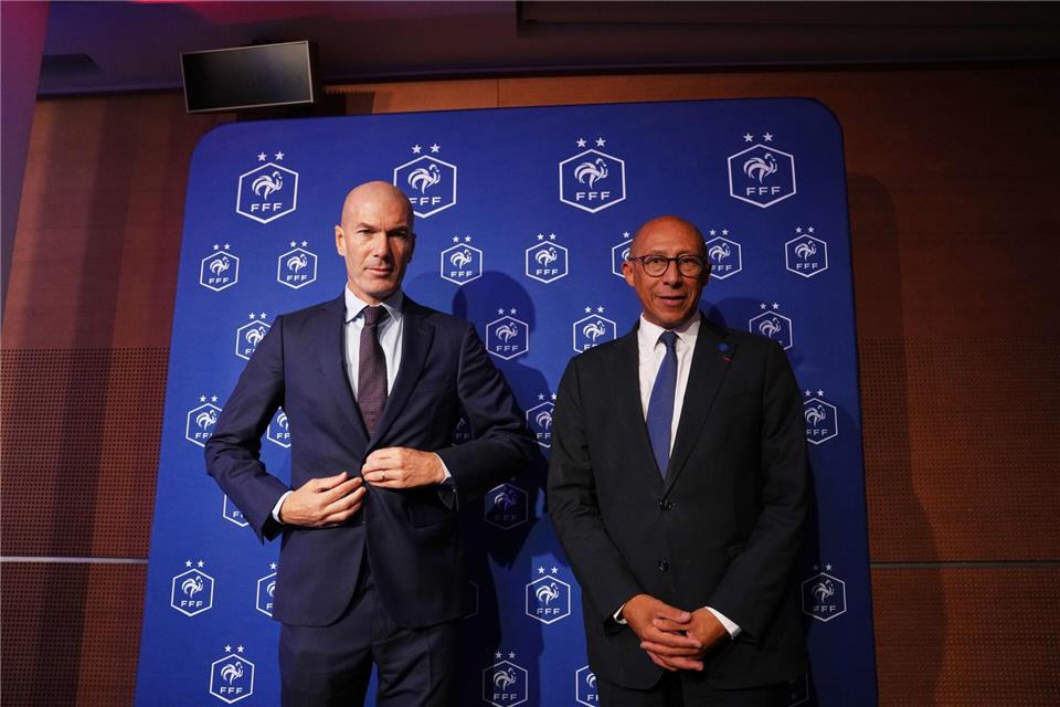 Entscheidende Gespräche schon im Februar 2025: Zinédine Zidane l) und Verbandschef Philippe Diallo. Aurelien Morissard/AP/dpa